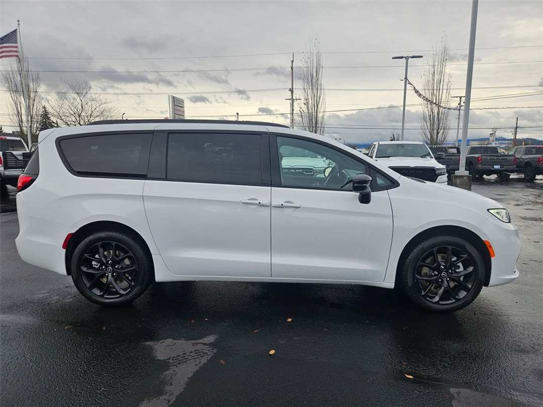 2026 Chrysler Pacifica Limited - Image 7