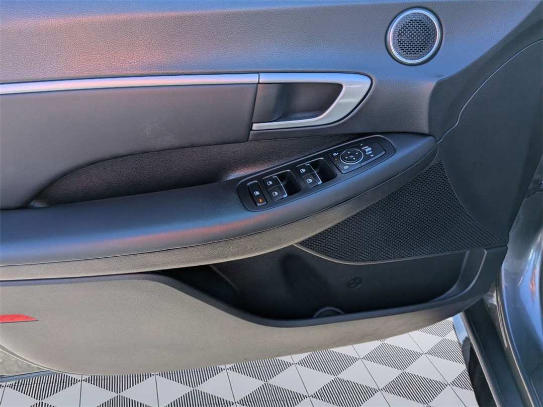 2025 Hyundai Sonata SEL - Image 11
