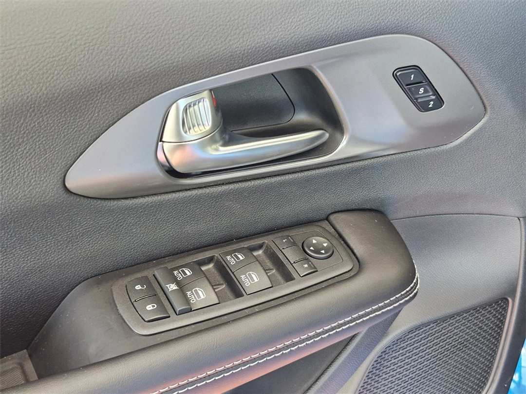2026 Chrysler Pacifica Select - Image 11
