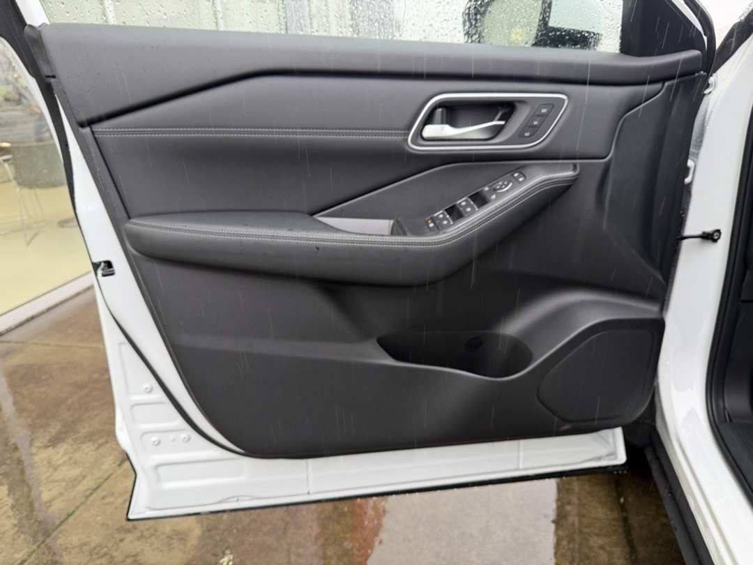 2026 Nissan Rogue Platinum - Image 11