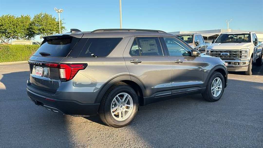 2026 Ford Explorer Active - Image 3