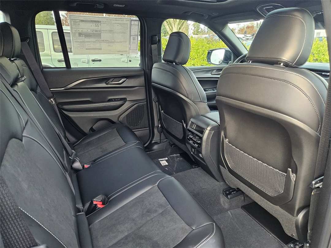 2025 Jeep Grand Cherokee Altitude X - Image 34