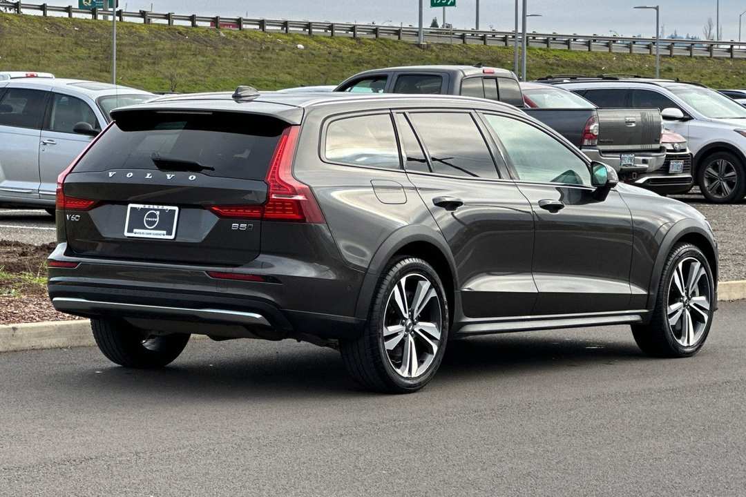 2025 Volvo V60 Cross Country B5 Plus - Image 3