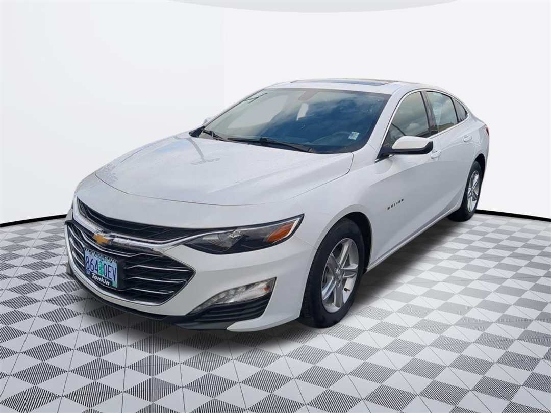 2022 Chevrolet Malibu LT - Image 2