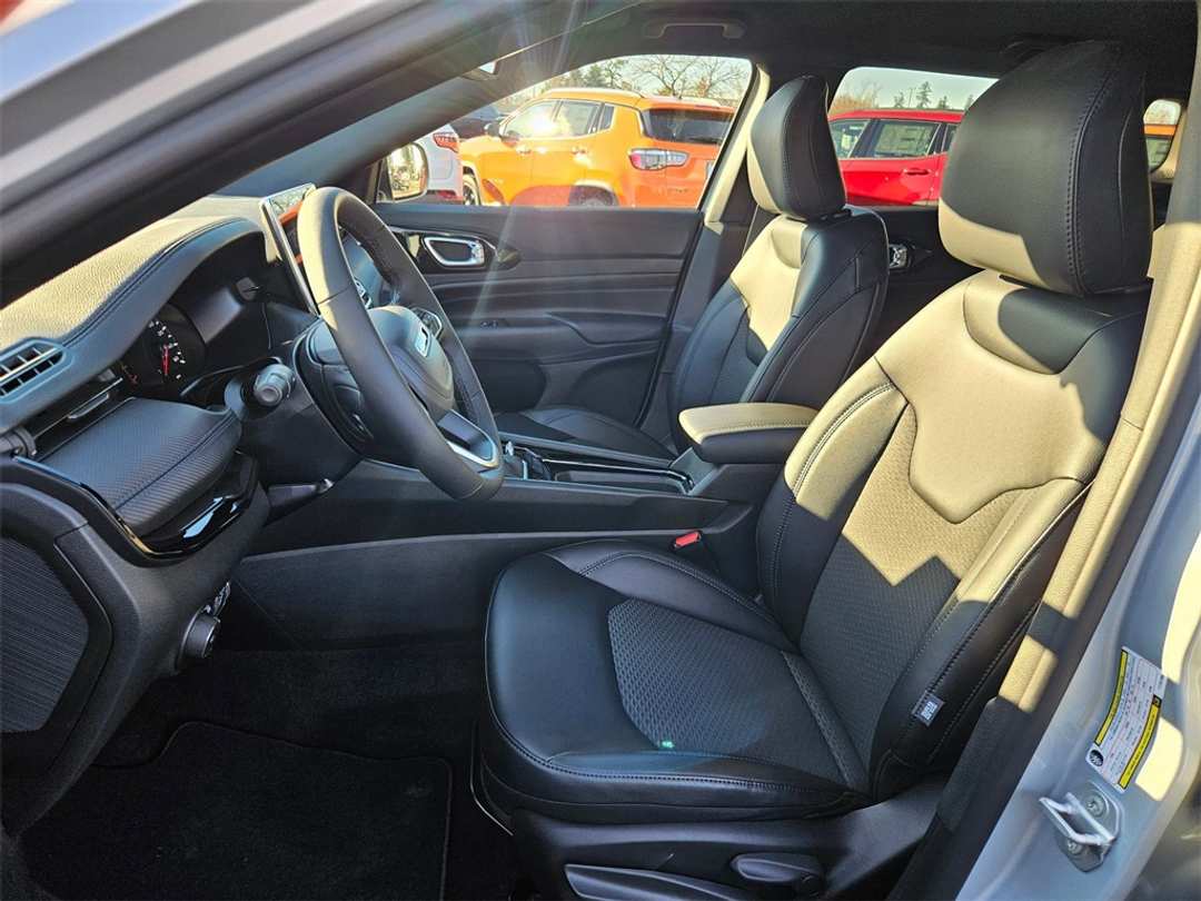 2026 Jeep Compass Latitude - Image 14