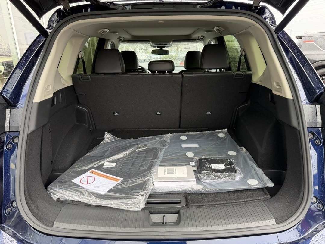 2026 Nissan Rogue Platinum - Image 11
