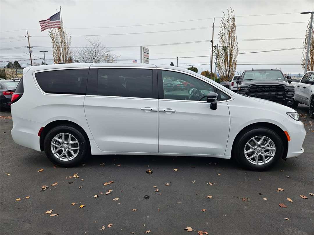 2026 Chrysler Pacifica Select - Image 7
