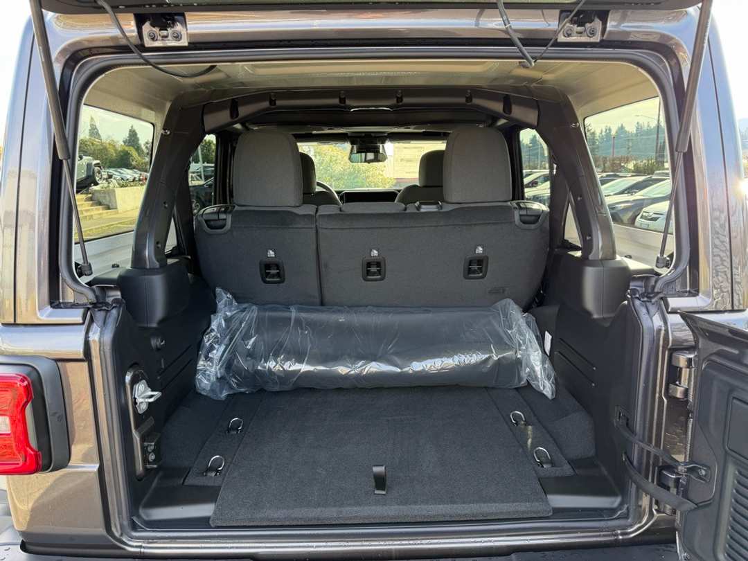 2026 Jeep Wrangler Rubicon - Image 11