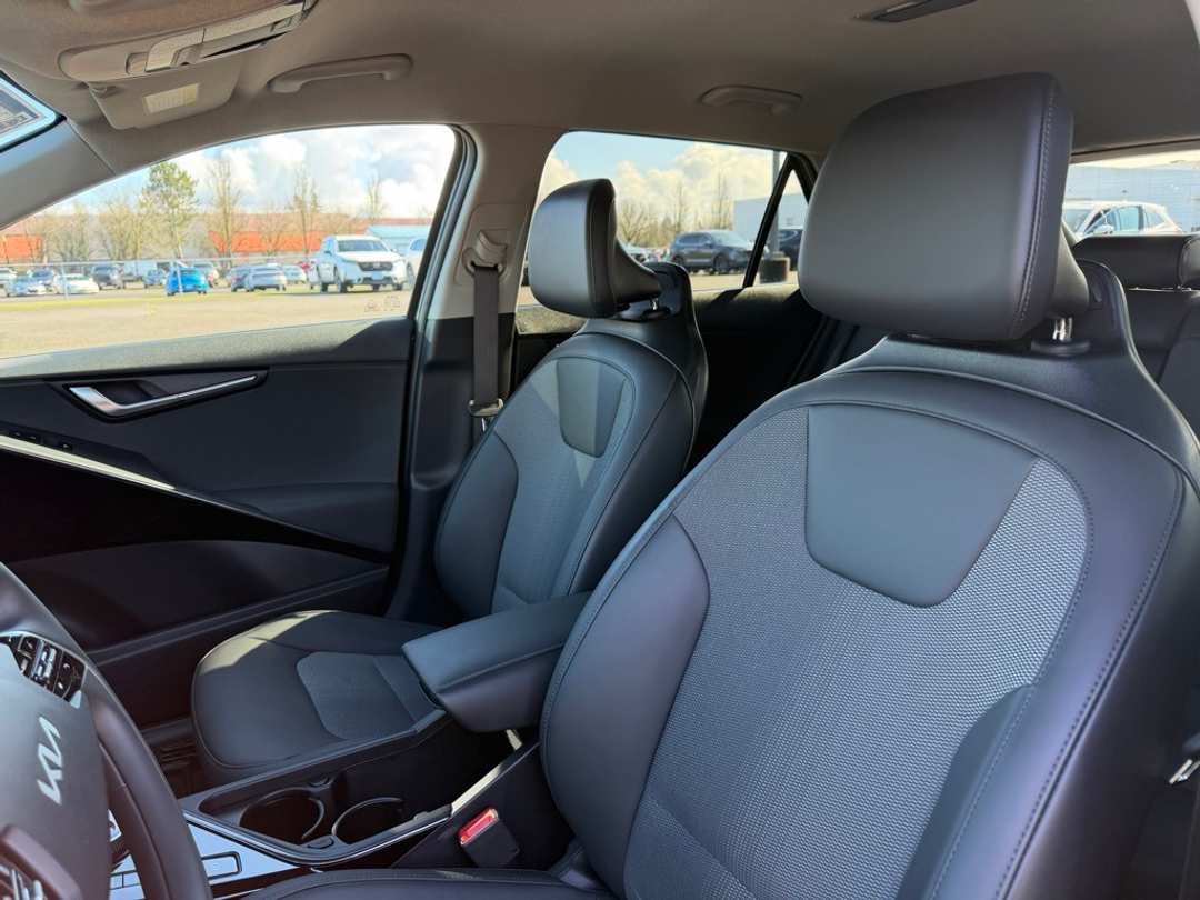 2025 Kia Niro EX - Image 15