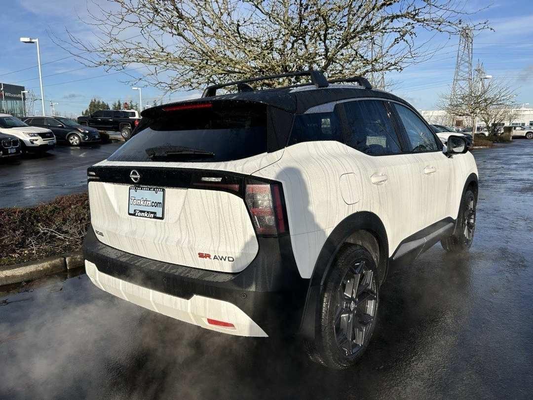 2025 Nissan Kicks SR - Image 5