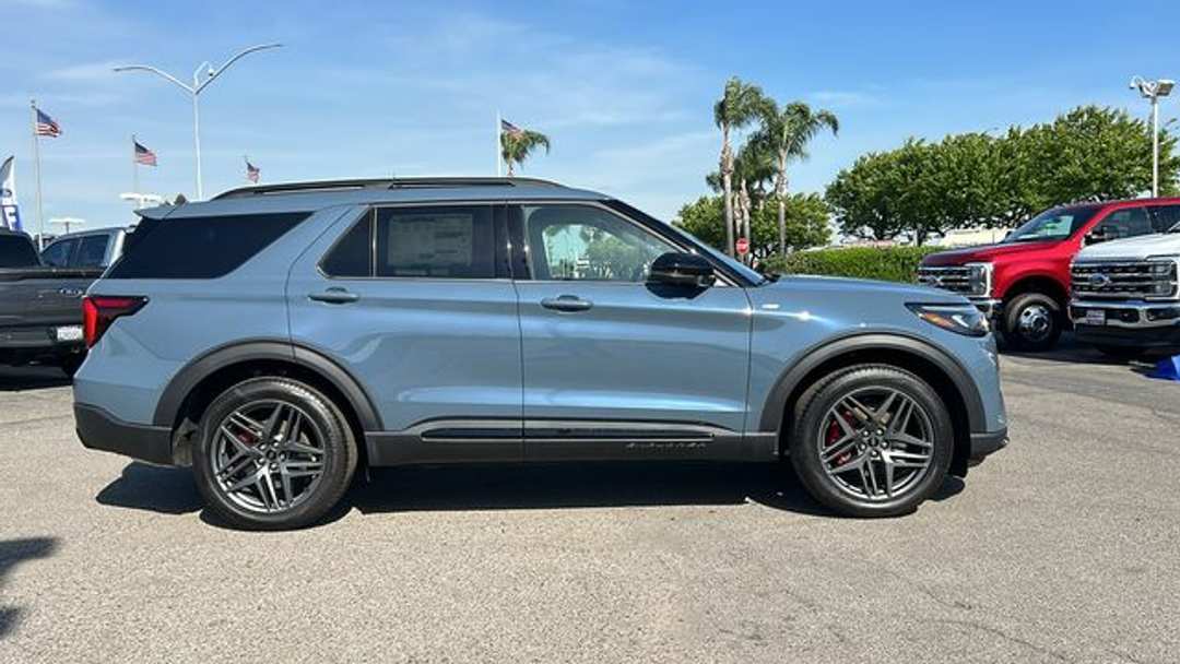 2026 Ford Explorer STLine - Image 2