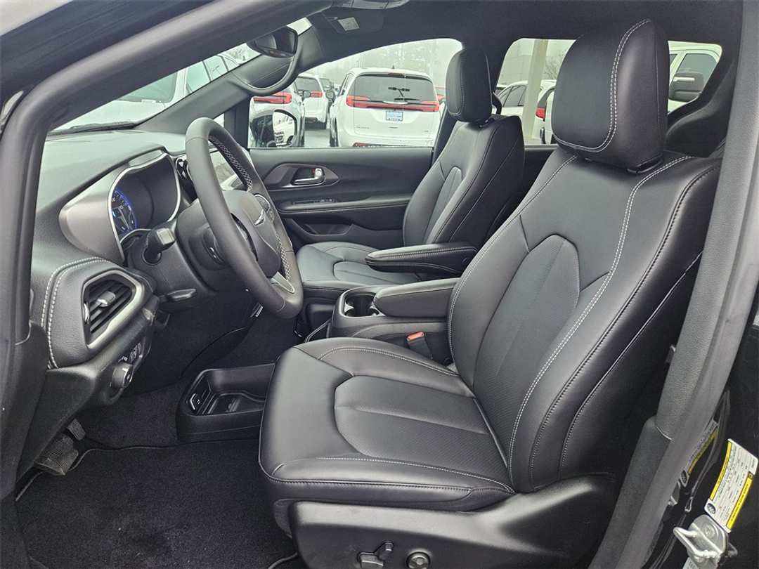 2026 Chrysler Pacifica Select - Image 14