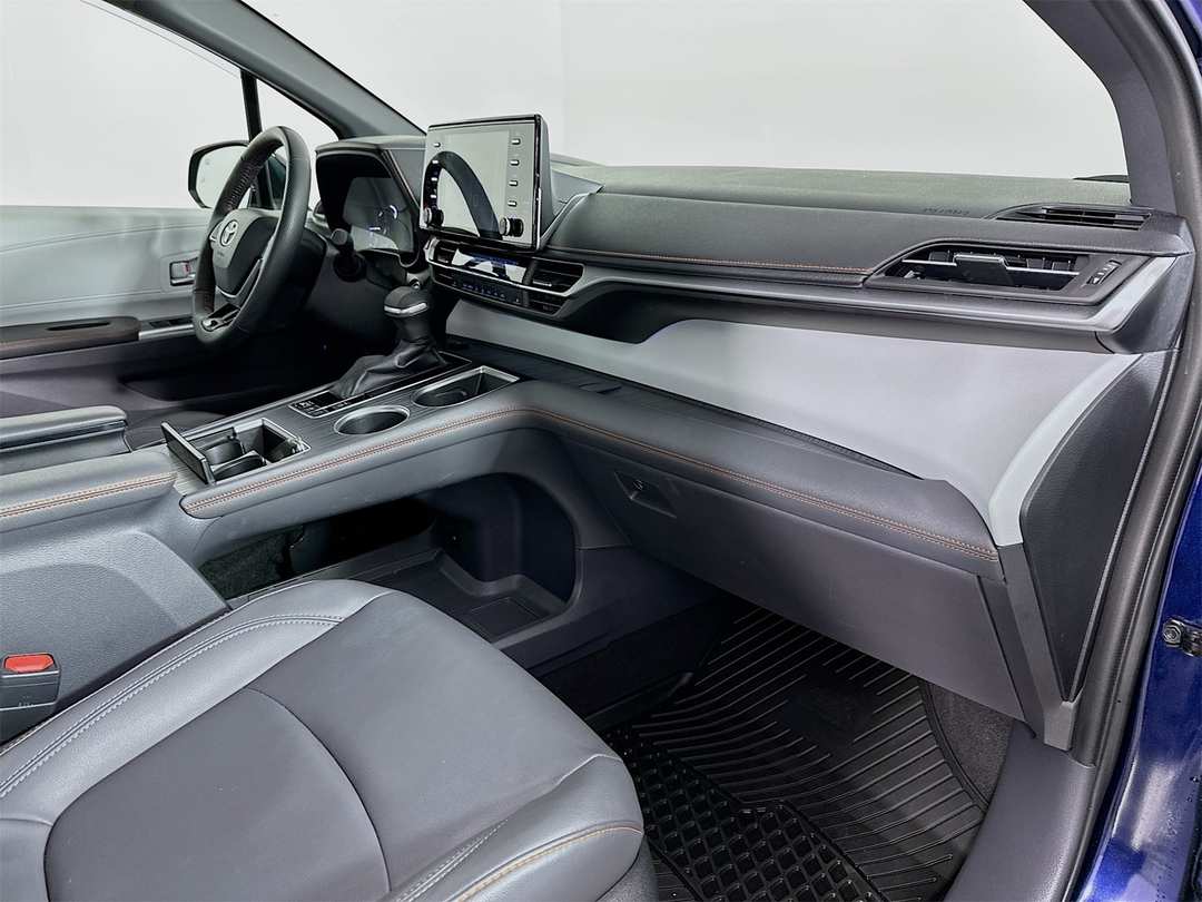 2022 Toyota Sienna XSE - Image 31