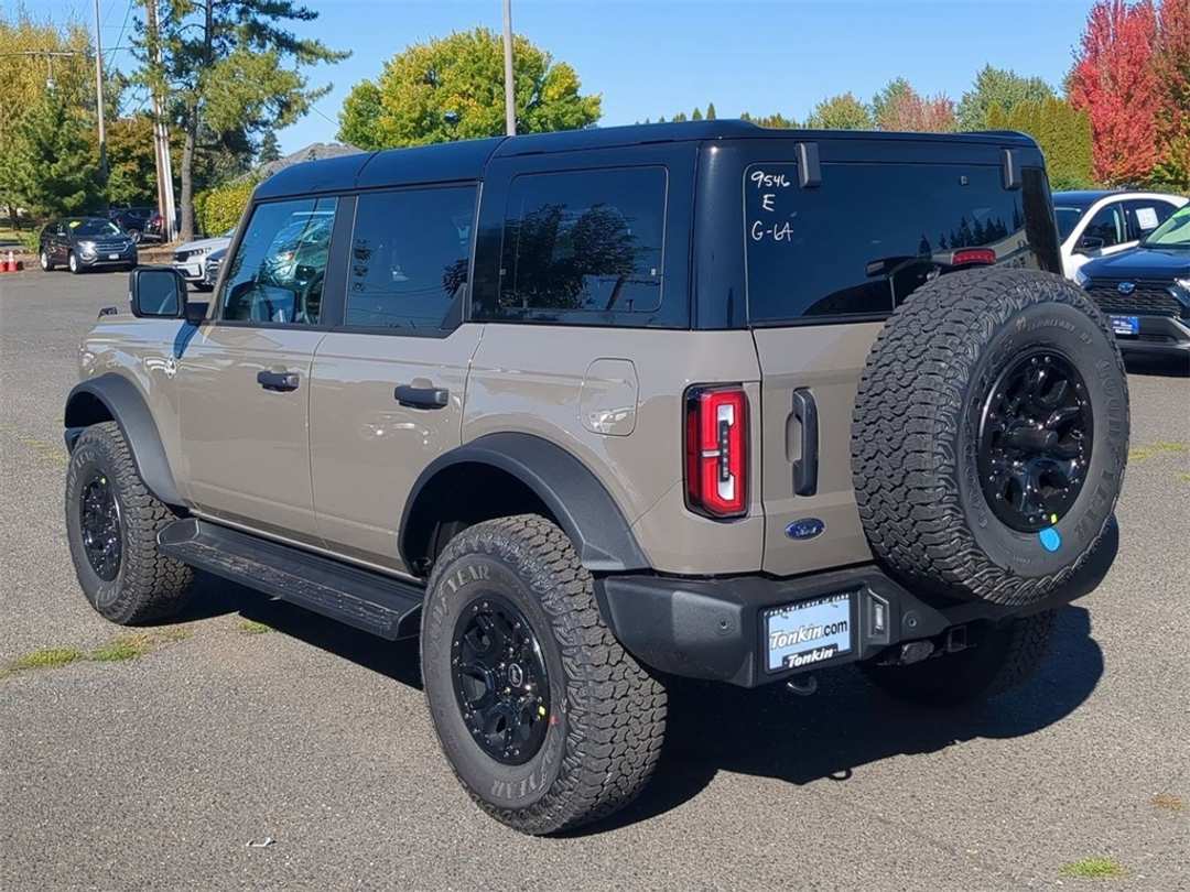 2025 Ford Bronco Outer Banks - Image 3