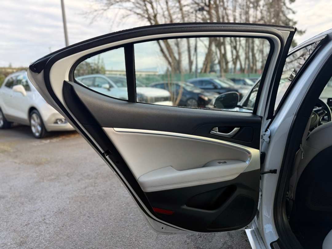 2022 Genesis G70 2.0T - Image 22