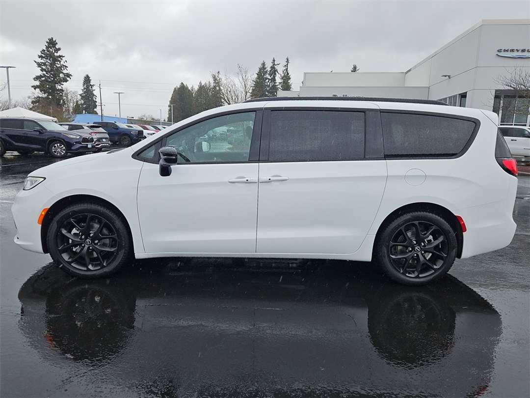 2026 Chrysler Pacifica Select - Image 2