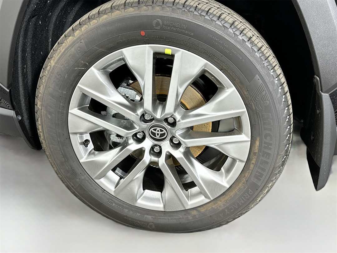2025 Toyota Rav4 XLE Premium - Image 33
