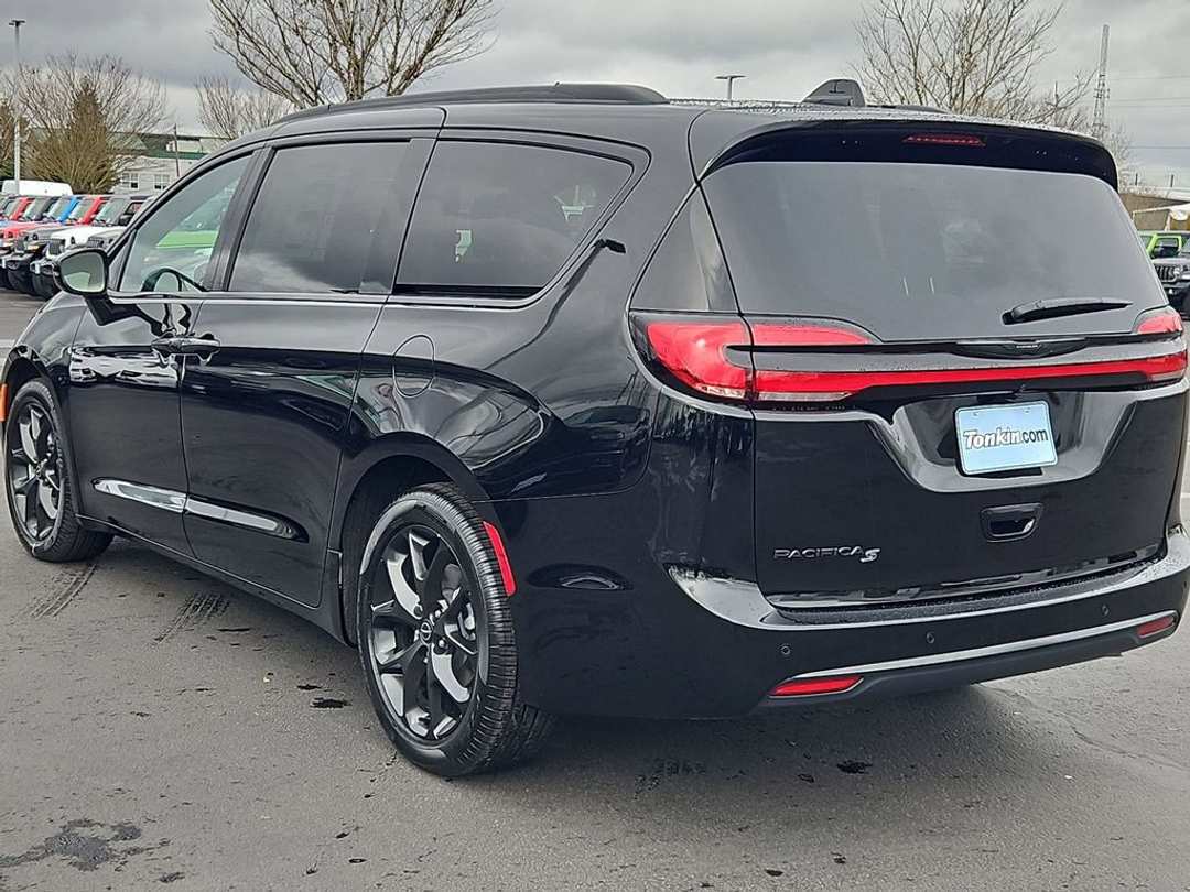 2026 Chrysler Pacifica Select - Image 3