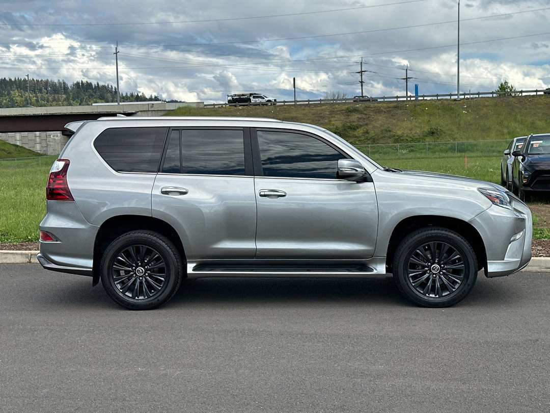 2022 Lexus GX 460 - Image 2