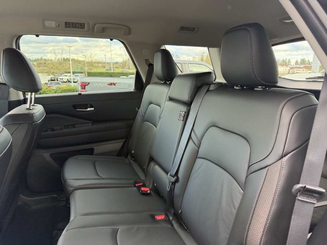 2025 Nissan Pathfinder SL - Image 31