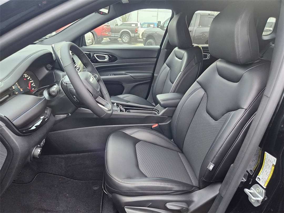 2026 Jeep Compass Latitude - Image 14