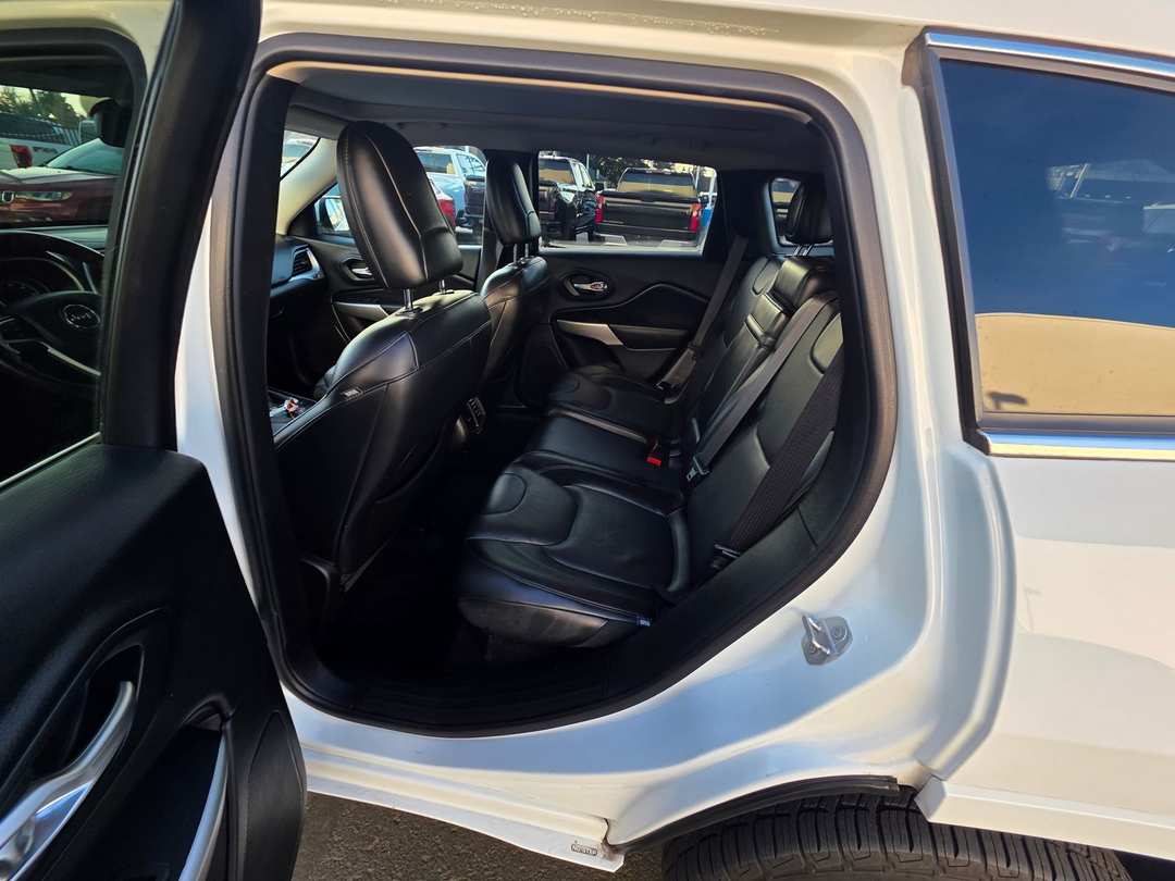 2016 Jeep Cherokee Overland - Image 15