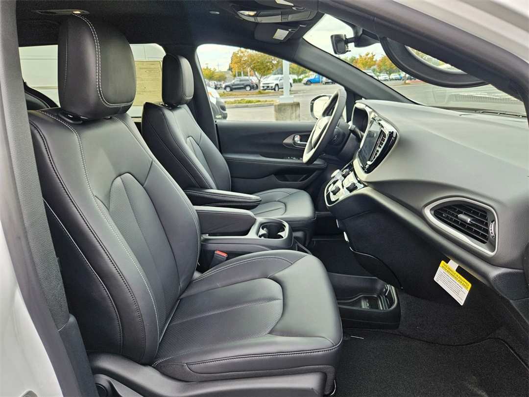 2026 Chrysler Voyager LX - Image 37