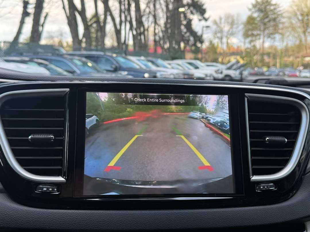 2023 Chrysler Pacifica Touring L - Image 40