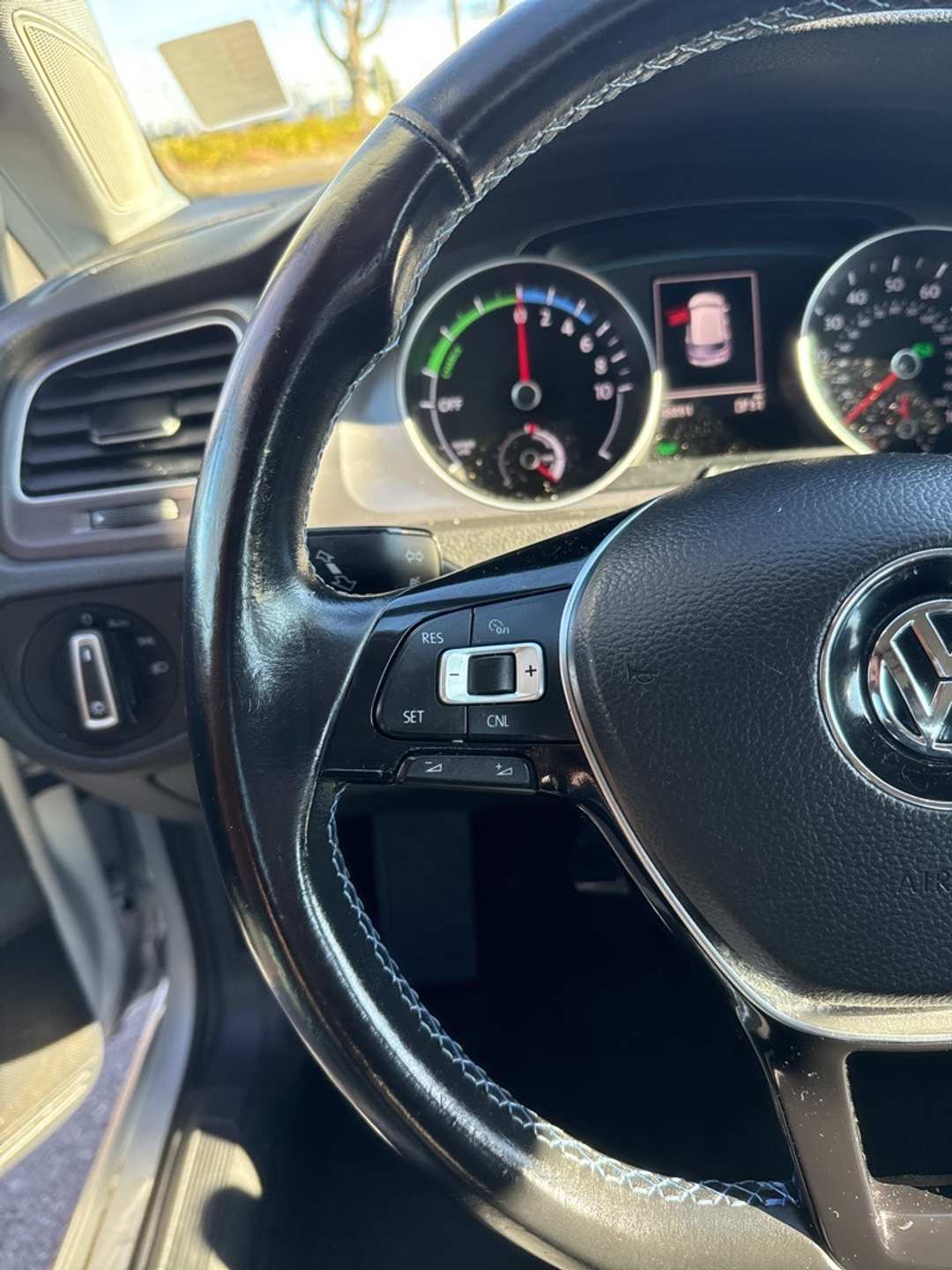 2015 Volkswagen E-Golf SEL Premium - Image 32