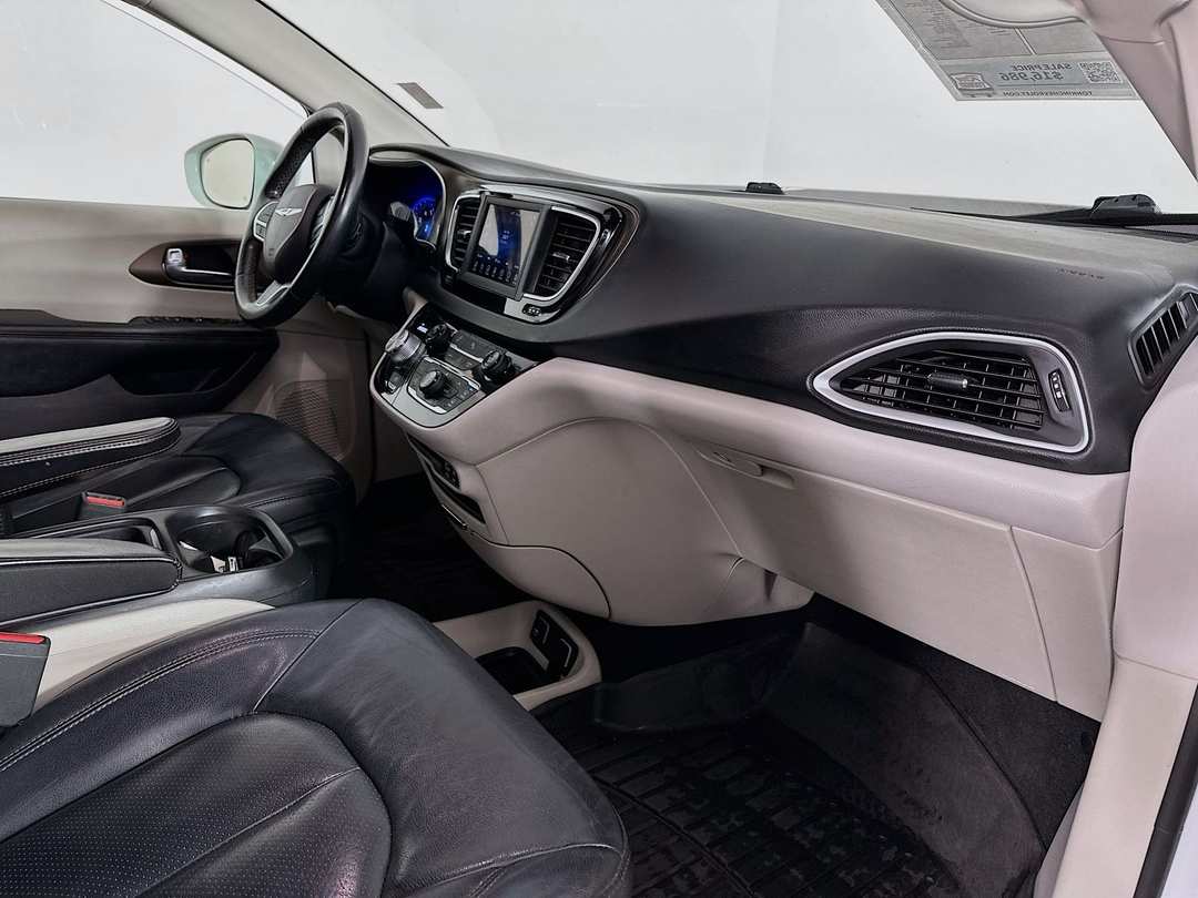 2019 Chrysler Pacifica Touring L - Image 29
