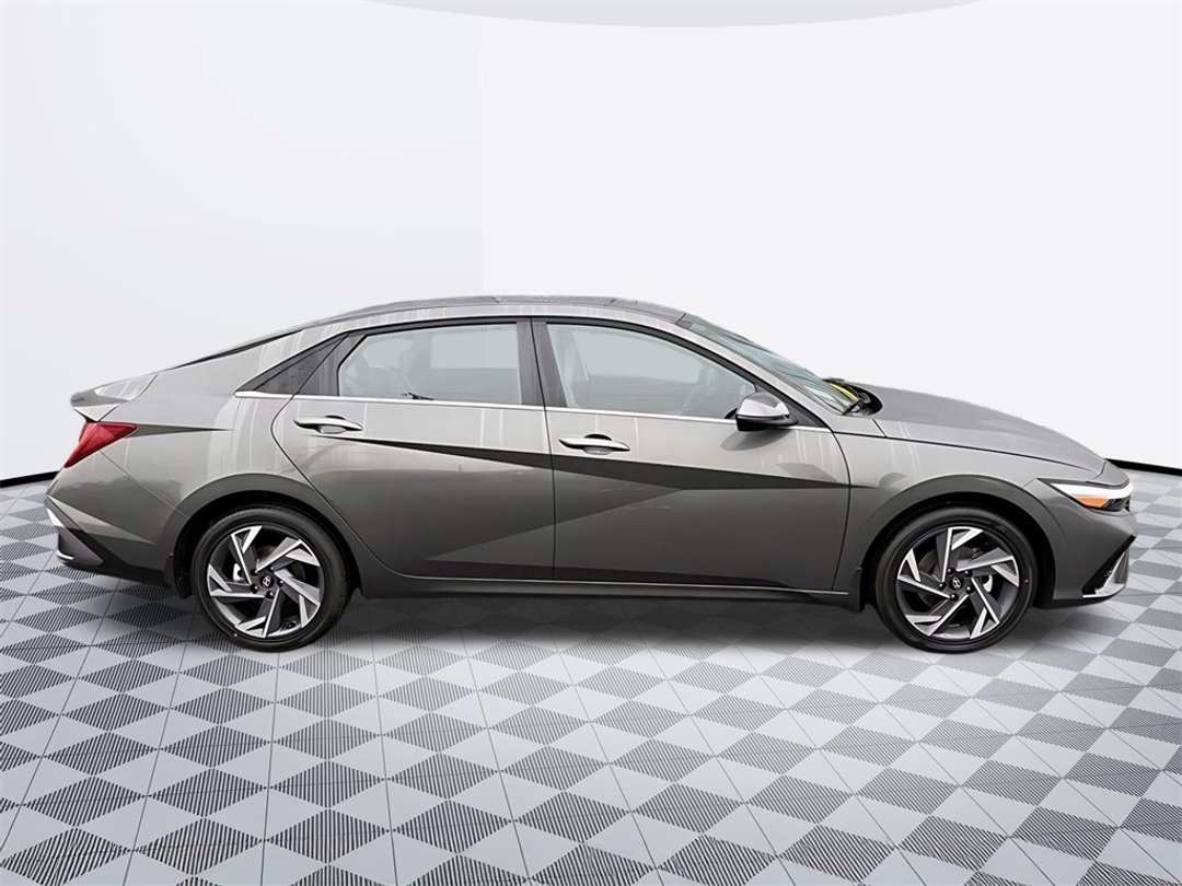 2026 Hyundai Elantra Limited - Image 8