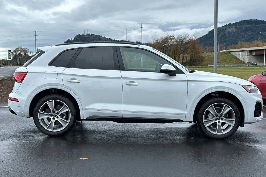 2025 Audi Q5 45 S line Premium - Image 2