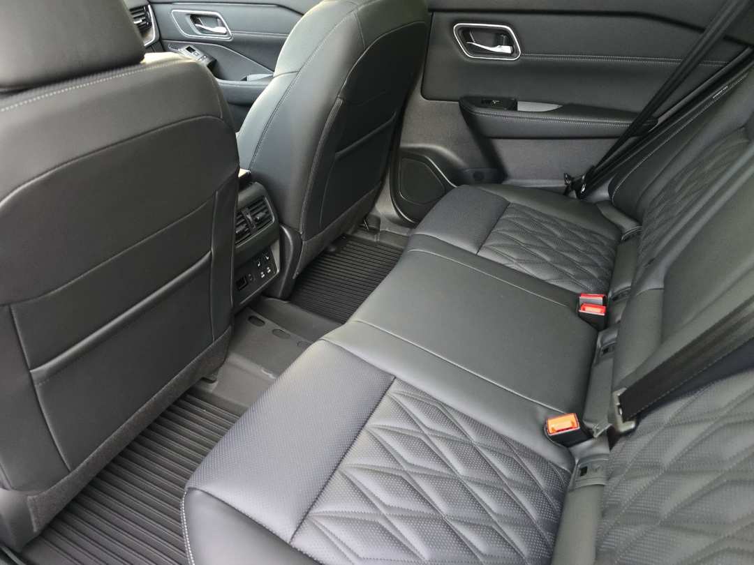 2026 Nissan Rogue Platinum - Image 11