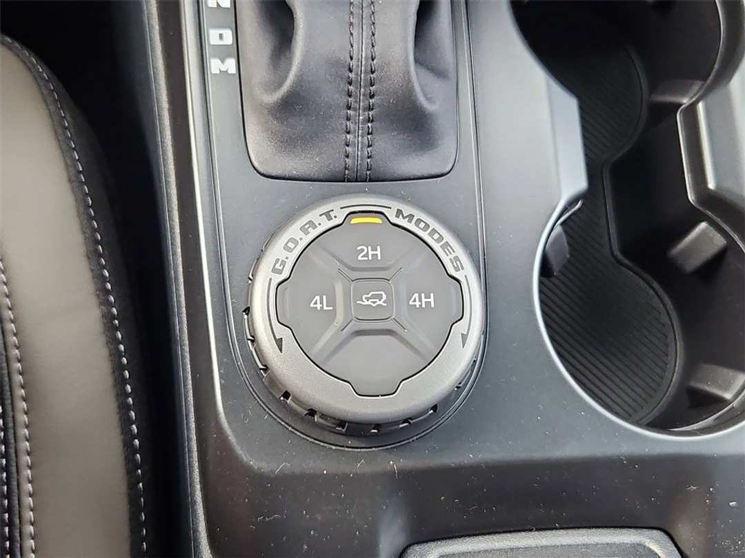 2025 Ford Bronco Outer Banks - Image 38