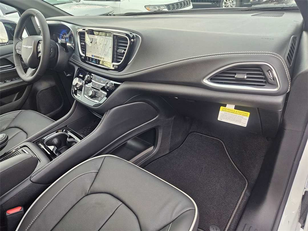2026 Chrysler Pacifica Limited - Image 40