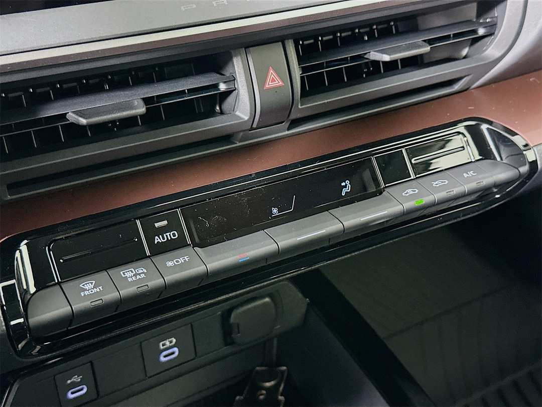 2026 Toyota Prius SE - Image 16