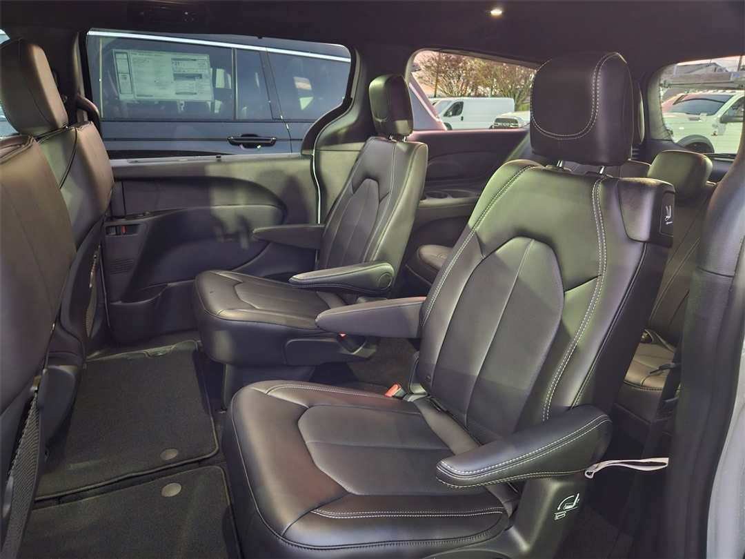 2026 Chrysler Pacifica Select - Image 28
