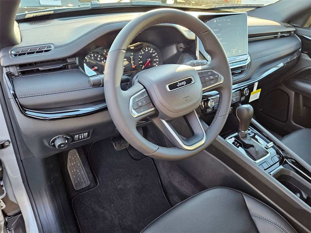 2026 Jeep Compass Latitude - Image 13