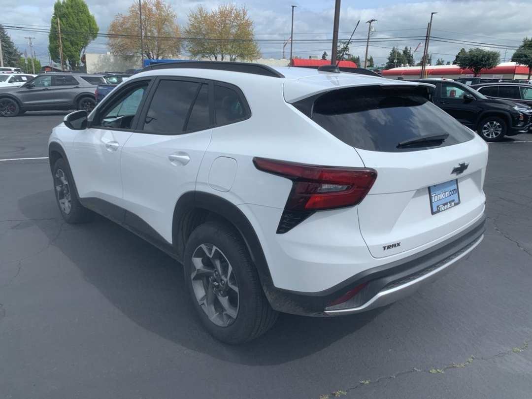 2025 Chevrolet Trax LT - Image 2