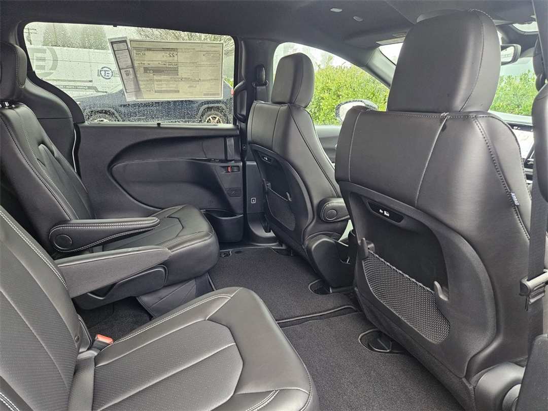 2026 Chrysler Pacifica Select - Image 35