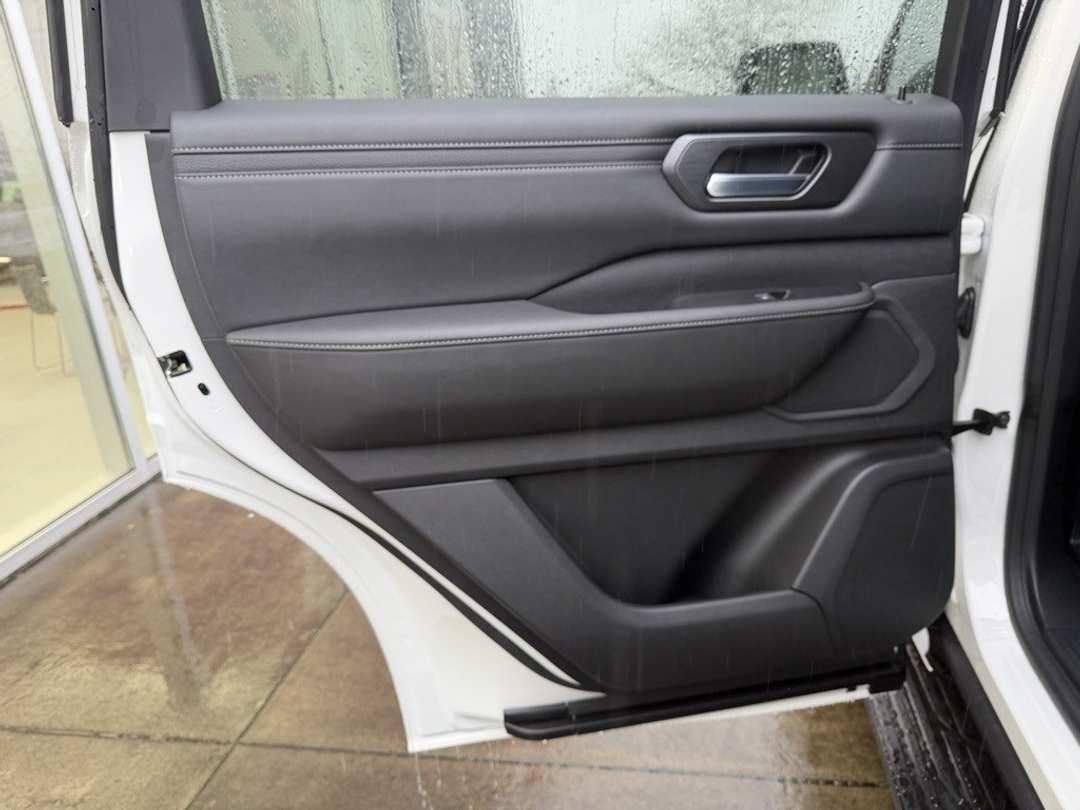 2026 Nissan Armada SV - Image 27