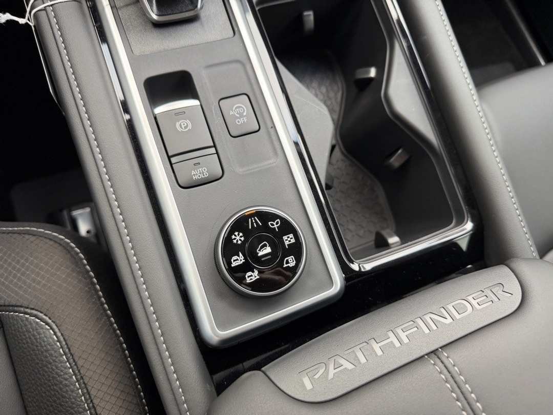 2025 Nissan Pathfinder SL - Image 26