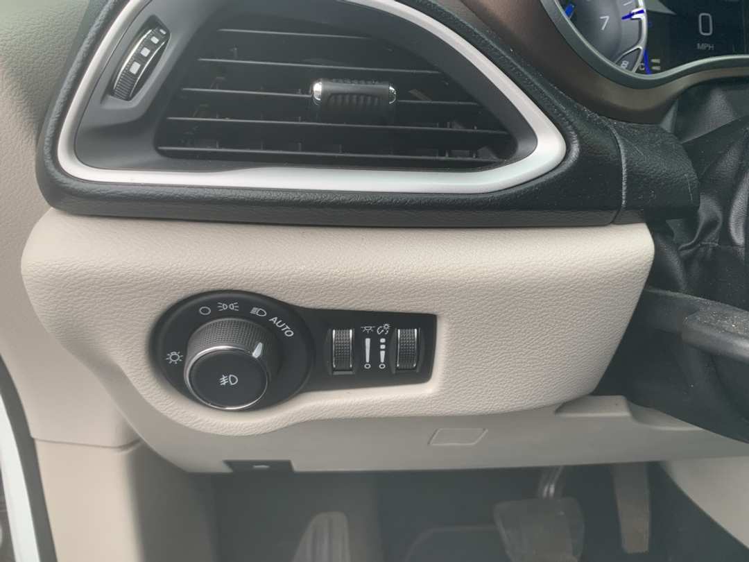 2018 Chrysler Pacifica Touring L - Image 16