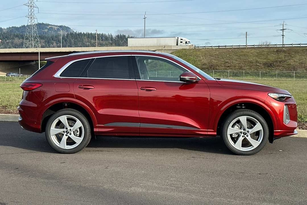 2025 Audi Q5 2.0T Premium Plus - Image 2