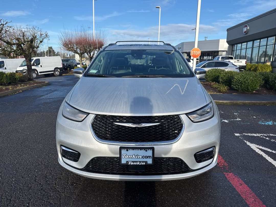 2022 Chrysler Pacifica Limited - Image 2