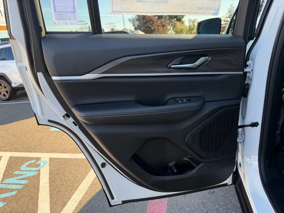 2025 Jeep Grand Cherokee Limited - Image 29