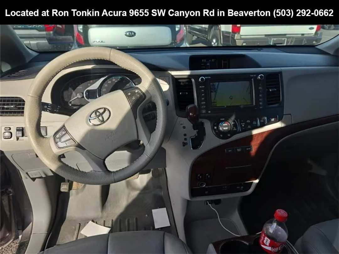 2014 Toyota Sienna XLE - Image 8