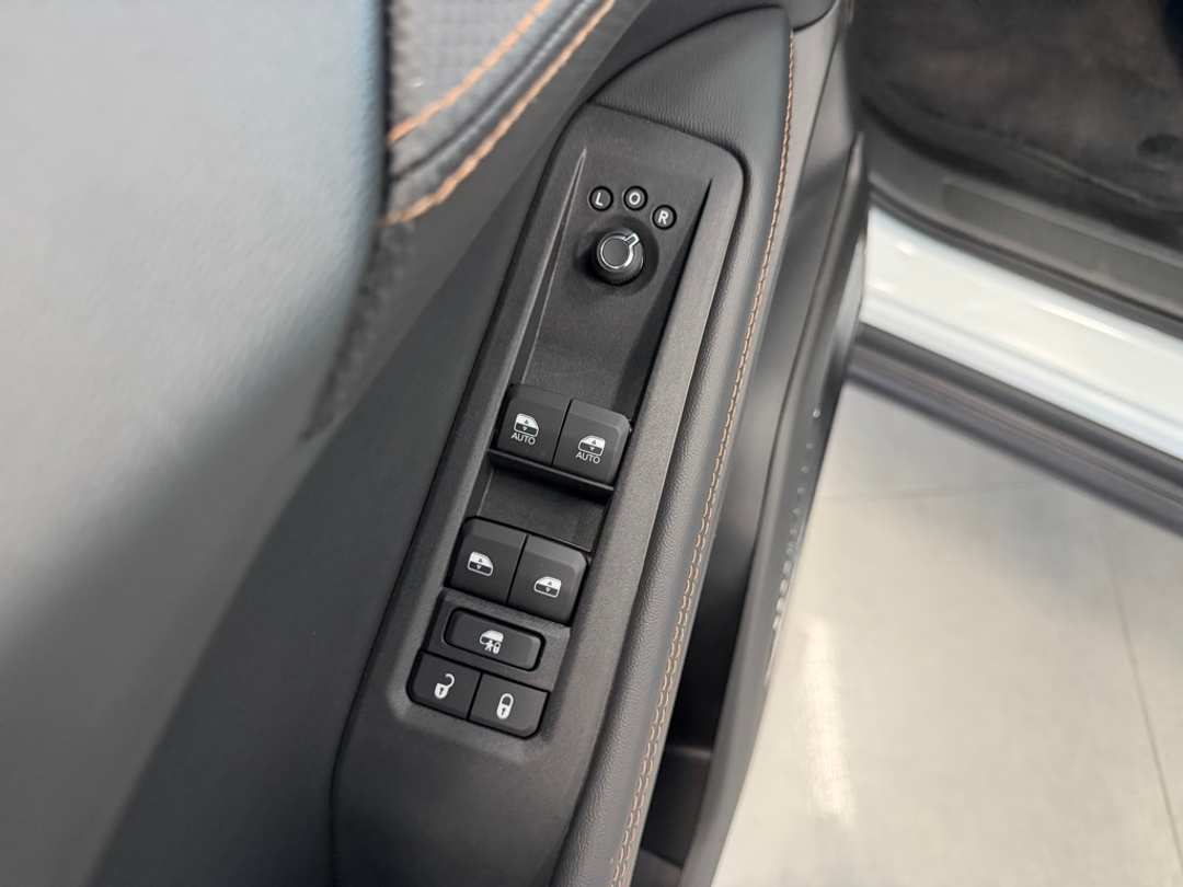 2026 Jeep Cherokee Overland - Image 14