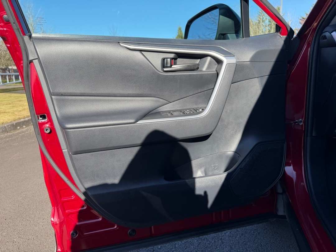 2019 Toyota Rav4 LE - Image 12