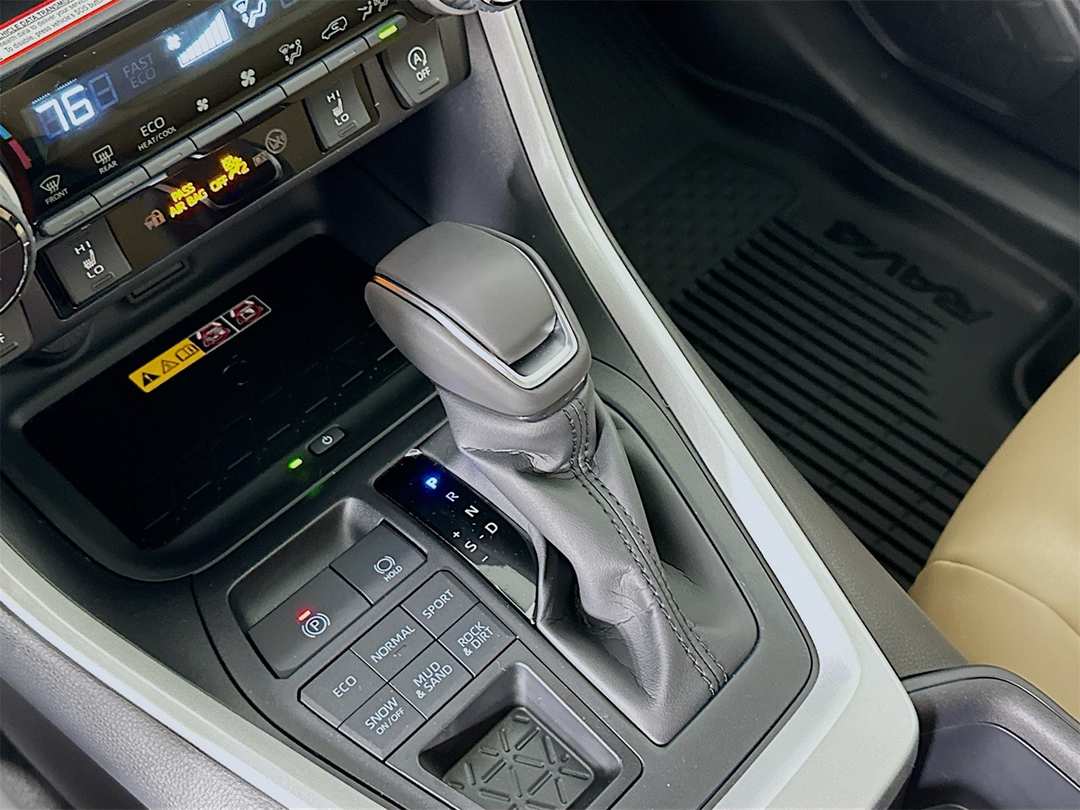 2025 Toyota Rav4 XLE Premium - Image 17